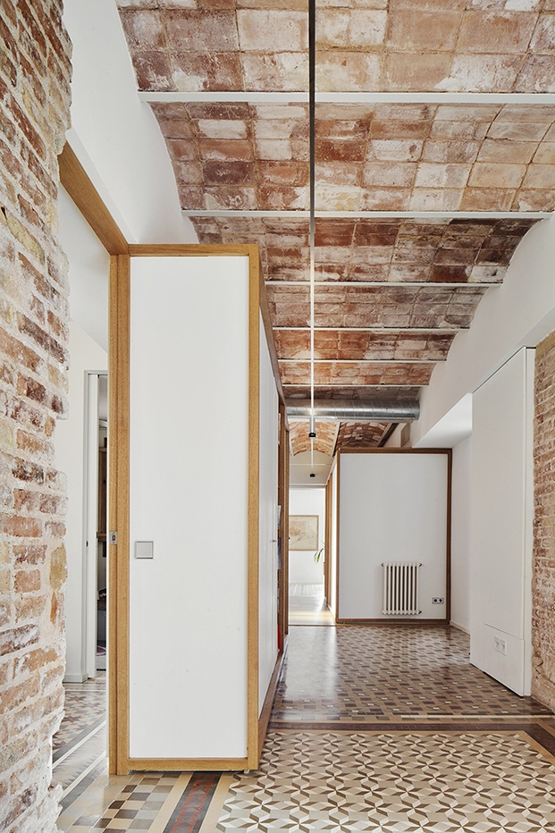 TwoBo reforma un antiguo piso del ensanche barcelonés combinando modernidad y tradición