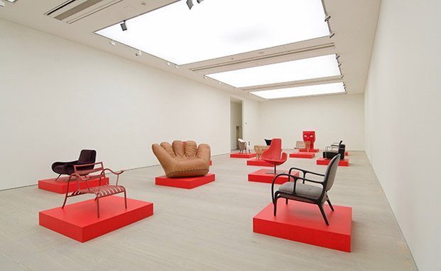 exposición de sillas diseñadas en Italia en London Design Festival