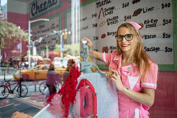 Lucy Sparrow inaugura Delicatessen 6th en el Rockefeller center, donde recrea productos alimenticios usando fieltro.