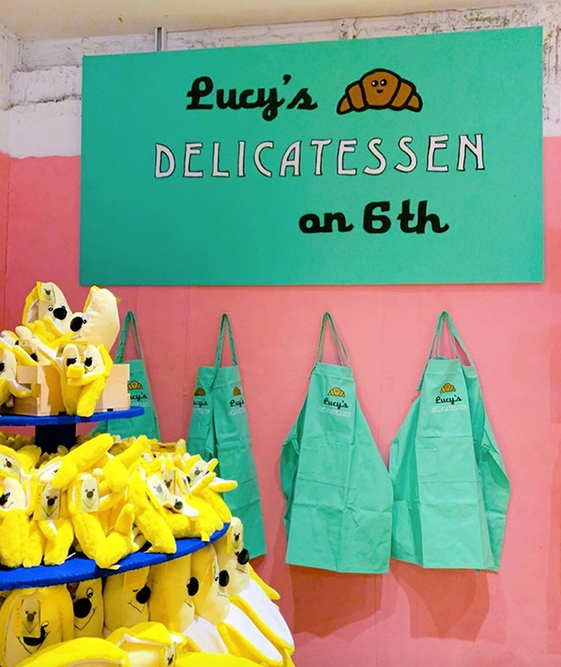 Lucy Sparrow inaugura Delicatessen 6th en el Rockefeller center, donde recrea productos alimenticios usando fieltro.
