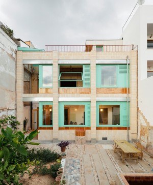 SMS Arquitectos extienden la residencia Plywood House en Palma de Mallorca a partir de procesos de fabricación digital y materiales locales.