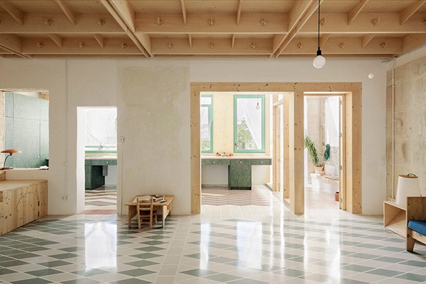 SMS Arquitectos extienden la residencia Plywood House en Palma de Mallorca a partir de procesos de fabricación digital y materiales locales. 