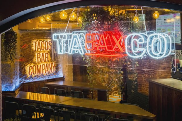 letrero entrada Tabaxco restaurante mexicano en Madrid