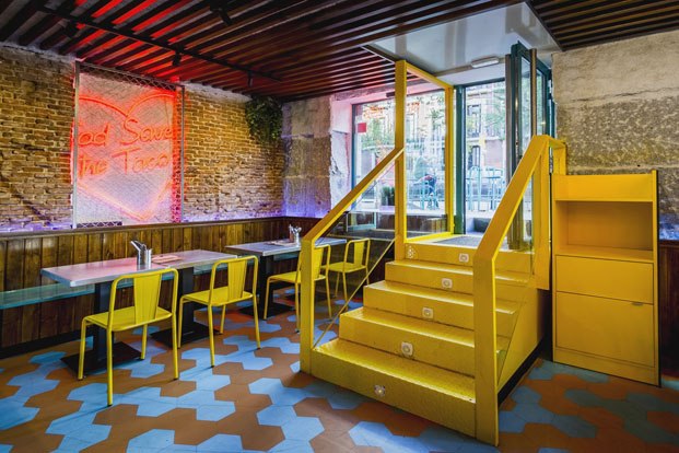 escaleras amarillas en restaurante mexicano en Madrid