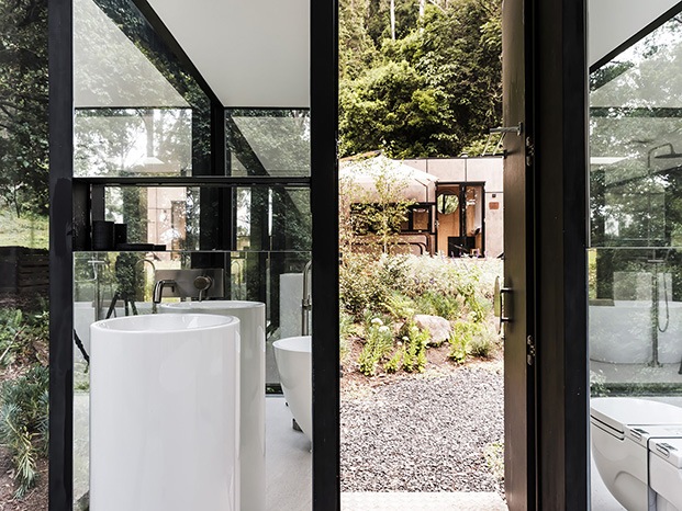 Madeleine Blanchfield Architects diseña Kangaroo Valley Outhouse, un baño exterior recubierto de espejo que se integra en el entorno natural.