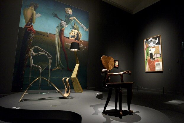 Surrealismo y Diseño. Exposición CaixaForum Barcelona. Gaudí silla Calvet. Dalí