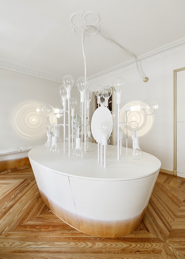 Detalle del mueble principal estilo bañera. Espacio Niessen de Casa Decor 2020 por Mayice