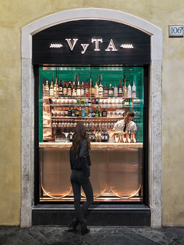 La famosa ventana delcafe VyTA Farnese en Roma