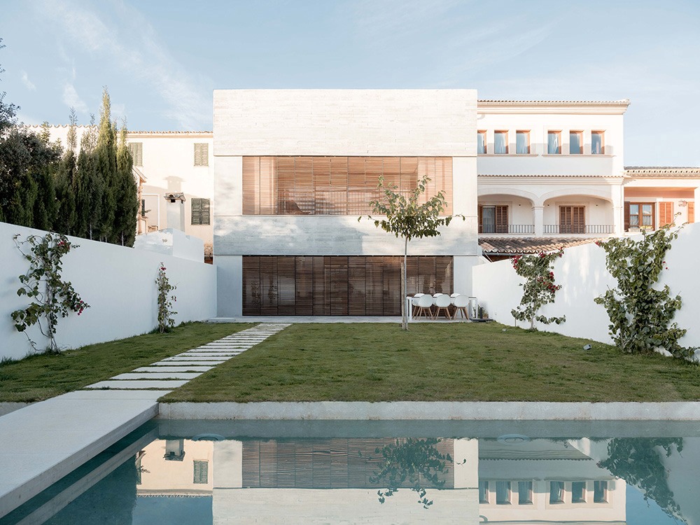 De antigua casa de pueblo a vivienda súper moderna por Company Studio