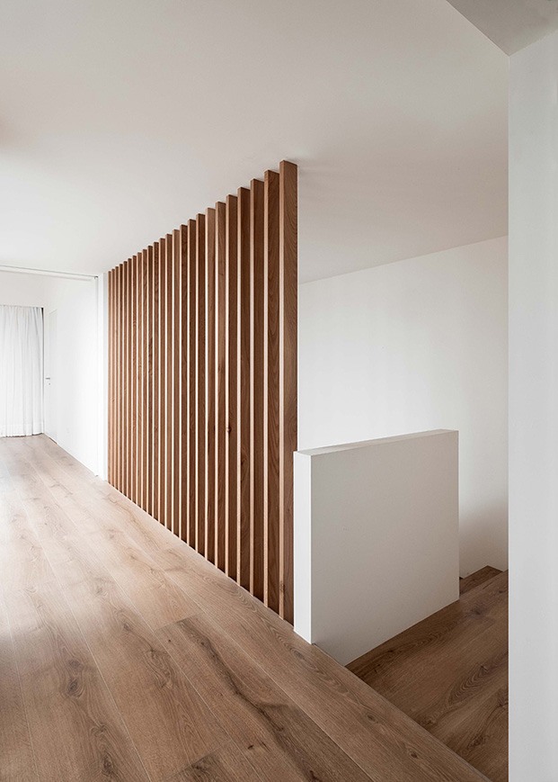En la planta alta, que acoge los dormitorios,  la madera de roble y de iroco es la gran protagonista de la vivienda diseñada por Company Studio