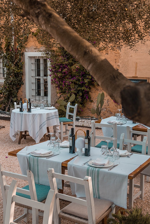 Mobiliario y decoración están hechos en la misma isla de Ibiza