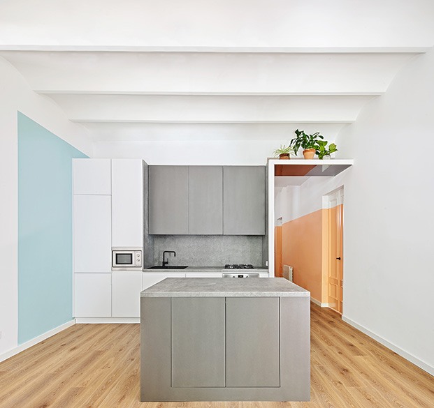 La cocina del apartamento de Raúl Sánchez se ha proyectado con una  isla central y conectada con el resto de los espacios