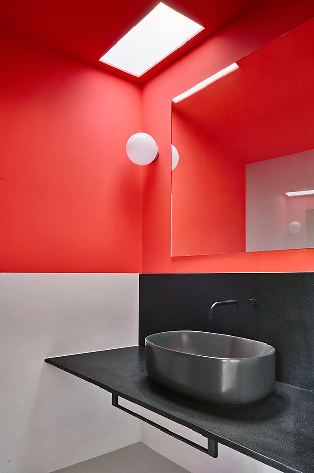 Rojo y negro para otro de los cuartos de baño en el apartamento de Raúl Sánchez
