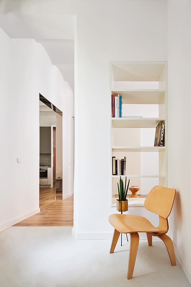 Una silla de los Eames que edita Vitra conecta uno de los pasos entre los espacios