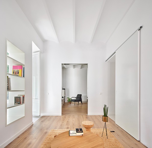 Aquí se puede ver la compleja distribución del apartamento en el que el arquitecto Raúl Sánchez conecta y separa los distintos ambientes