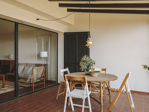 Agradable zona de estar al aire libre en la casa de playa redecorada y actualizada por Isabel López Vilalta