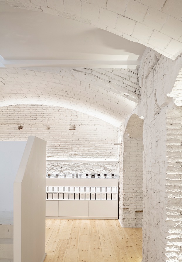 El blanco protagoniza el diseño de la tienda creada en sintonía con la filosofía de la perfumería Carner Barcelona