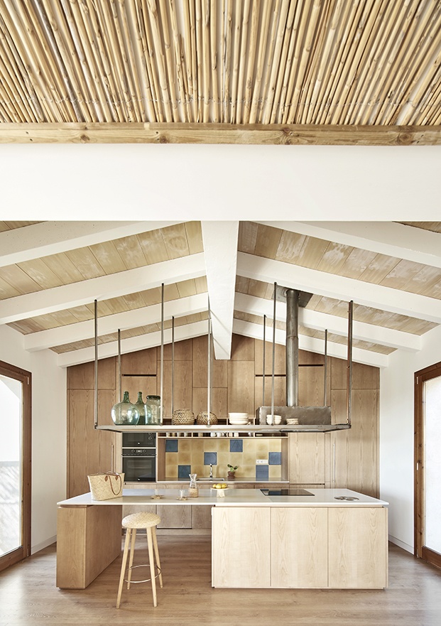 Vista de la cocina, diseñada por los arquitectos y realizada por la firma Creacuina