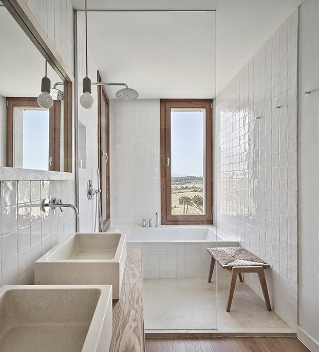 Para los baños se ha optado por un interiorismo contemporáneo y presidido por el color blanco