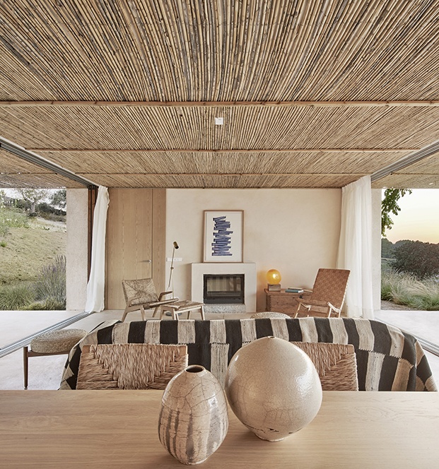 La casa está abierta por ambos extremos y decorada con mobiliario autóctono hecho por artesanos de Mallorca