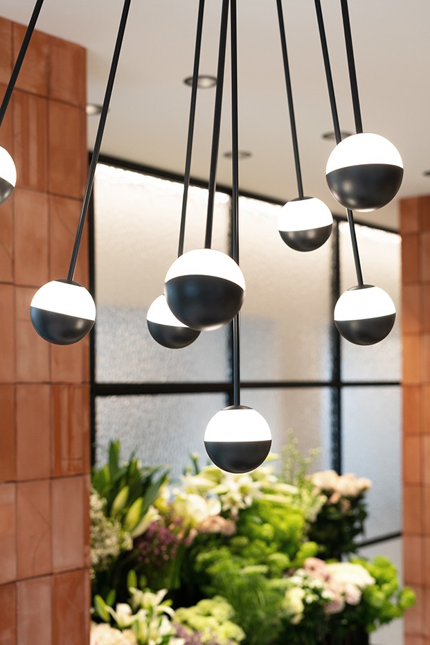 Alfi, inspirada en los alfileres de sastrería, es una lámpara multipremiada, diseño de José Manuel Ferrero de estudi{H}ac para Estiluz