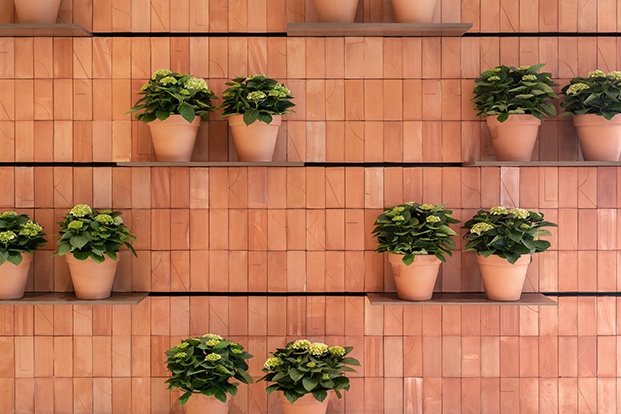 Detalle del muro de ladrillos con estantes movibles creado  y adaptado a la medida de la floristería RosanFlor