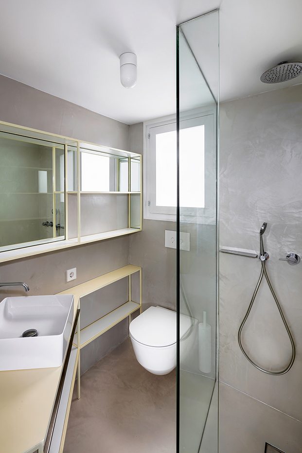 el pequeño tamaño del baño ha exigido una complejidad de ideas y un estudiado diseño interior