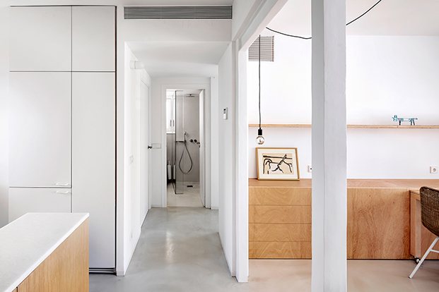 Vista de los nuevos espacios del apartamento en Altafulla presididos por el color blanco y la madera de pino