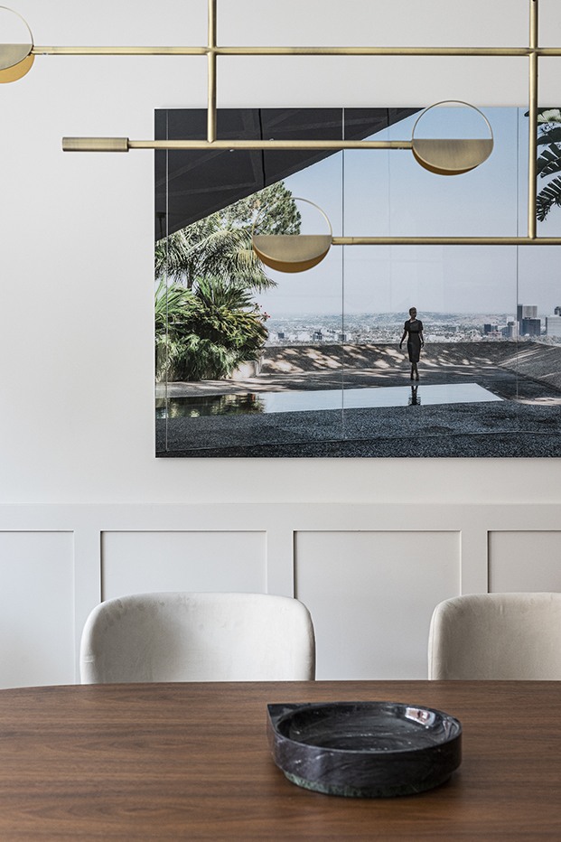 El comedor de este piso señorial madrileño está presidido por una fotografía de la serie California Dreaming, que retrata casas que han sido símbolo de modernidad e iconos de diseño