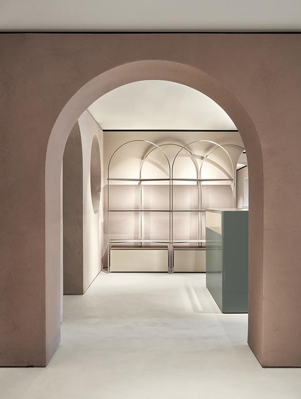 Vista de la sucesión de arcos que presiden la boutique Furla renovada por David Chipperfield en Milán