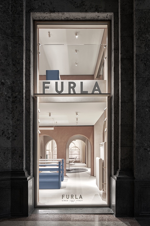 Fachada de Furla renovada por David Chipperfeld en la plaza del Duomo de Milán