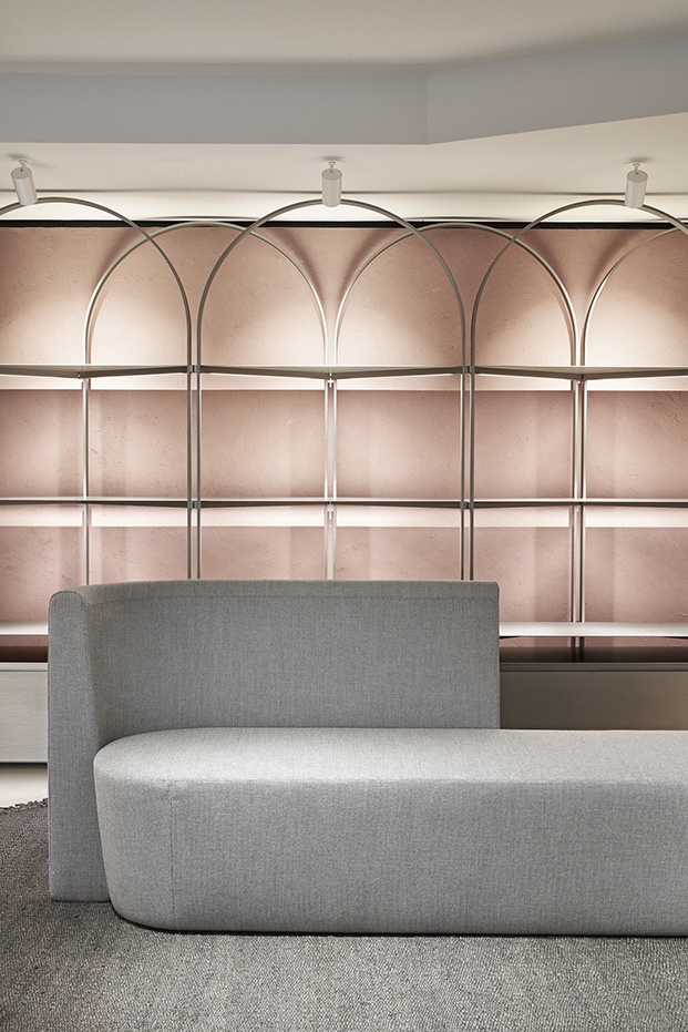 Mobiliario y arquitectura rinden tributo al arco, el emblema de Furla en su boutique de Milan renovada por David Chipperfield
