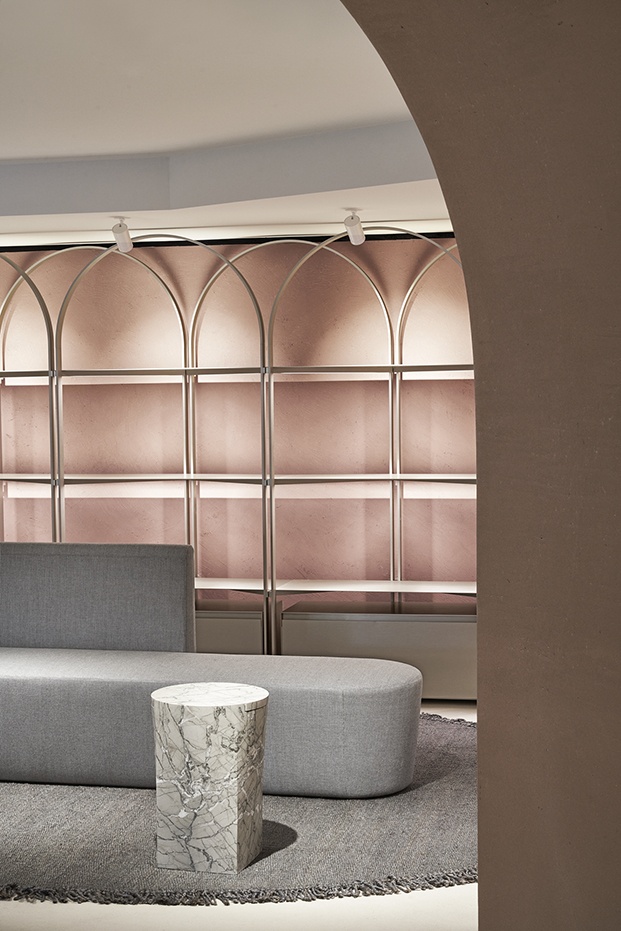 Tonos grises, rosas y líneas curvas marcan el interiorismo de la boutique de Milan reformada por David Chipperfield