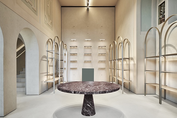 También  los muebles siguen la forma de arco en la boutique Furla renovada por David Chipperfeld en la plaza del Duomo de Milán