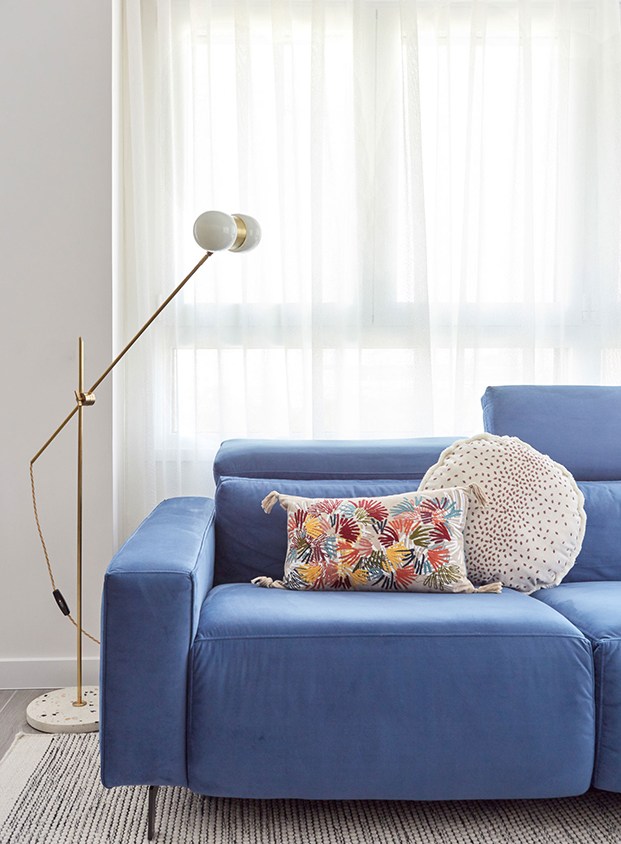 La nota de color en el salón la pone un sofá de terciopelo. La lámpara y los textiles se han diseñado a medida por Deleite Design para el apartamento