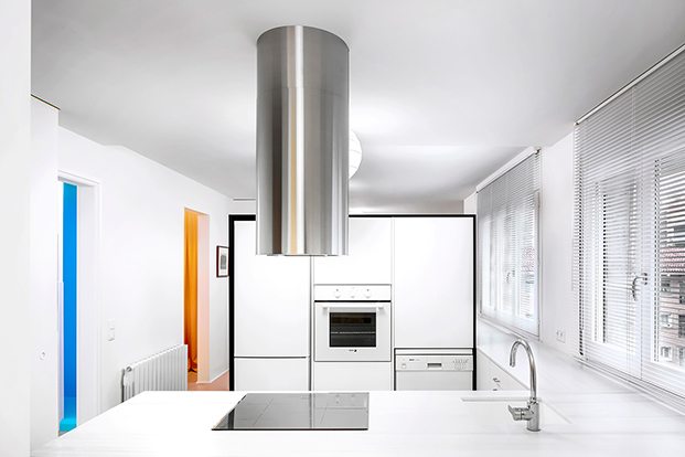 La cocina, con mobiliario de mealmina blaca diseño del interiorista