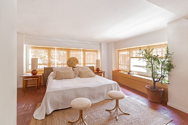 En el dormitoiro, mesillas de noche, diseño danés de los años 60, iluminadas por dos lámparas francesas de caoba de los 50. Al pie de la cama, dos taburetes de tres patas latonadas diseño de Miguel Fisac de los años 50.