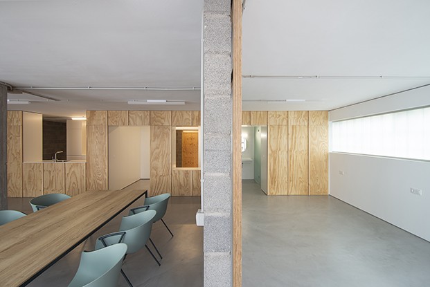 Viste del amplio expacio de la oficina, ahora vivienda realizada por Garmendia Cordero y protagonizado por la madera y el hormigón