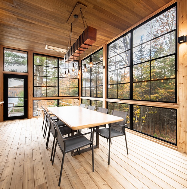 Figurr Architects Collective. Casa prefabricada con 5 módulos sostenible en Canadá
