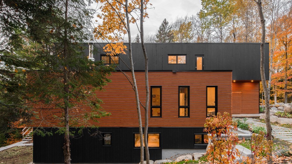 Casa prefabricada con módulos en el bosque de Canadá