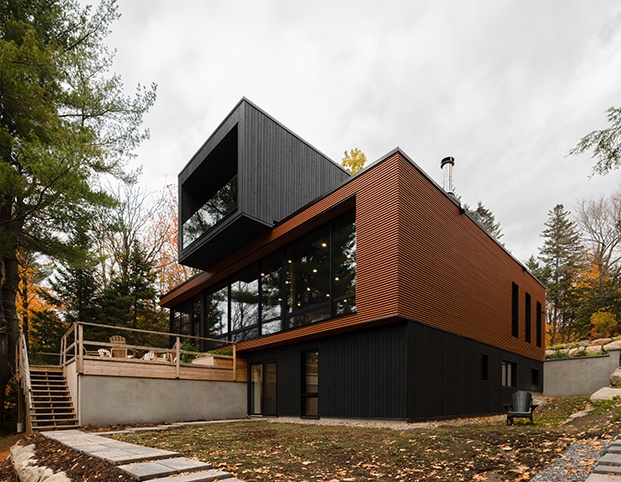 Figurr Architects Collective. Casa prefabricada con 5 módulos sostenible en Canadá