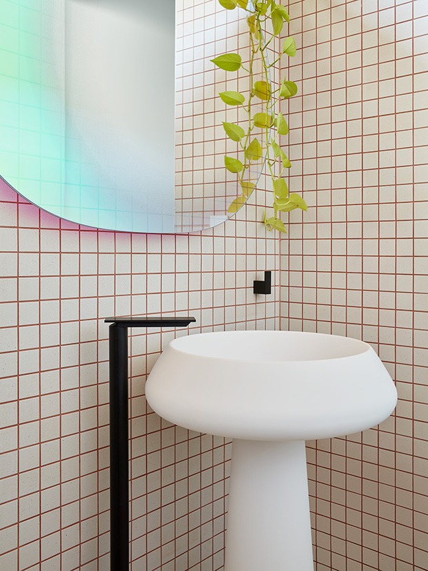 Top 10: diez baños modernos para coger buenas ideas. De colores vibrantes y espejos mágicos