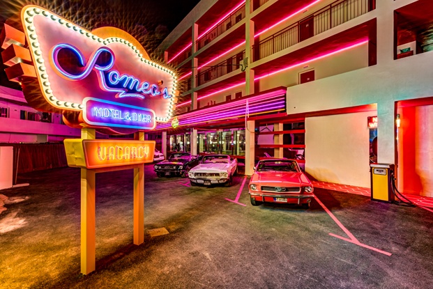 Neón en la puerta del Romeo's Motel&Diner en Ibiza, un homenaje a los típicos moteles de carretera americanos, con un diseño firmado por Ilmiodesign