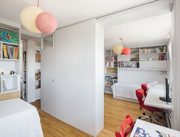 En los cuartos infantiles el diseño de la vivienda familiar  incluye mobiliario personalizado y móvil que permite versatilidad a los espacios.