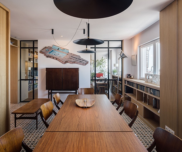Para el comedor, que está comunicado con el estar, el estuio y la cocina se eligieron muebles de diseño nórdico. Las lámparas son de Marset