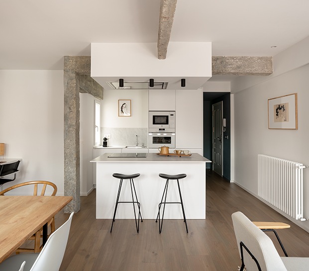 La cocina del mini piso reformado por Ainhoa Ibarreche está integrada en la zona de salón por deseo de su propietario