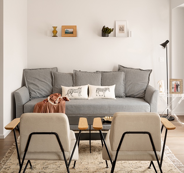 Un cómodo sofá cama de Ikea y dos sillones completan la zona de estar.