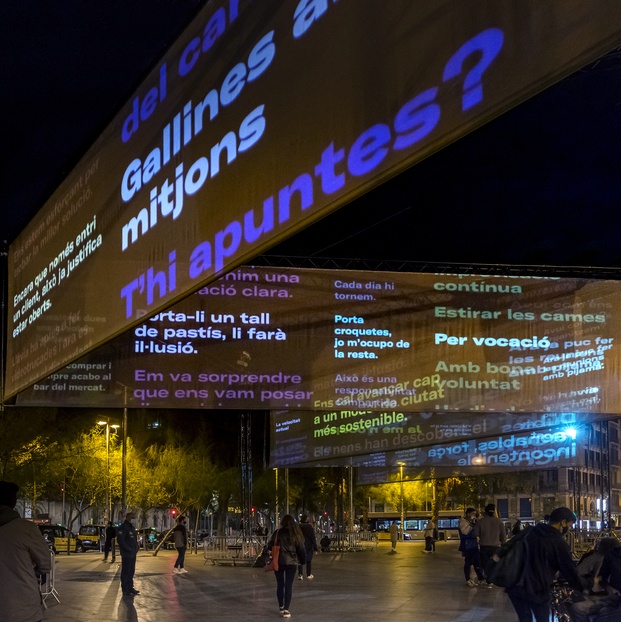 Instalación luces Navidad María Güell La Invisible. Plaza Universidad Barcelona.