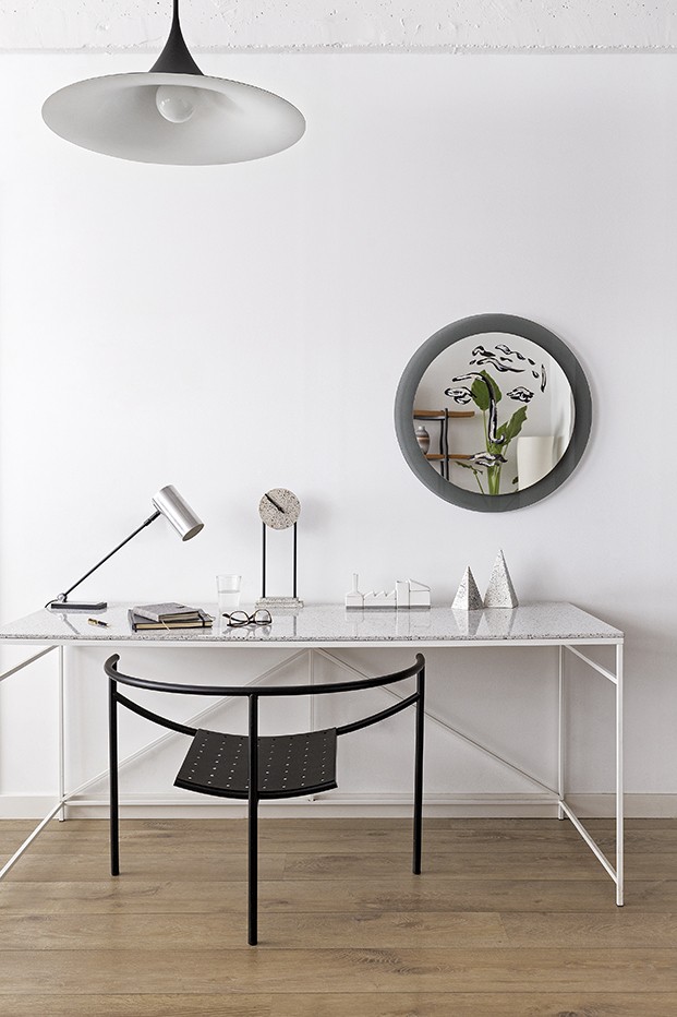 El ambiente de la zona de trabajo es más minimalista. La mesa es diseño de ALex March. La butaca negra, de Philippe Stark para XO