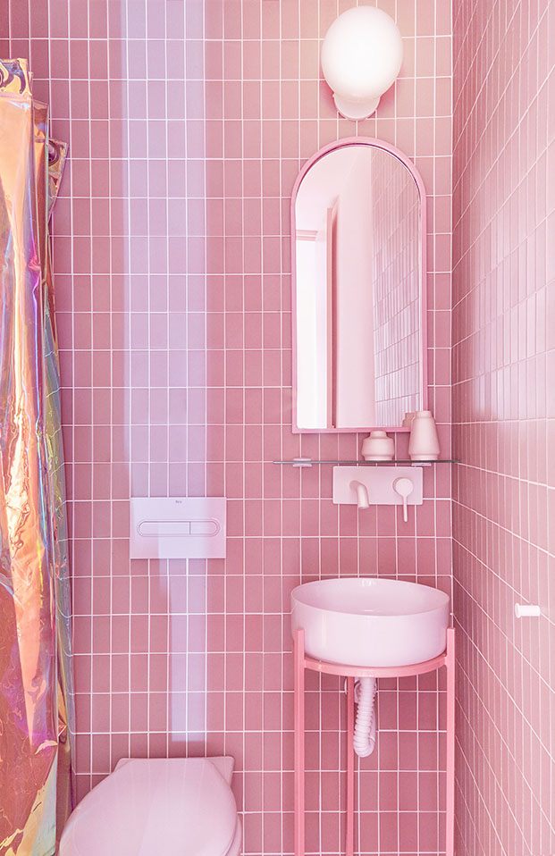 Las cortinas, los espejos, los azulejos, el rosa es el protagonista de los cuartos de baño